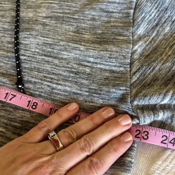 EUC Victoria’s Secret PINK grey space dye cropped hoodie, size M. Back cutout - Picture 11 of 13